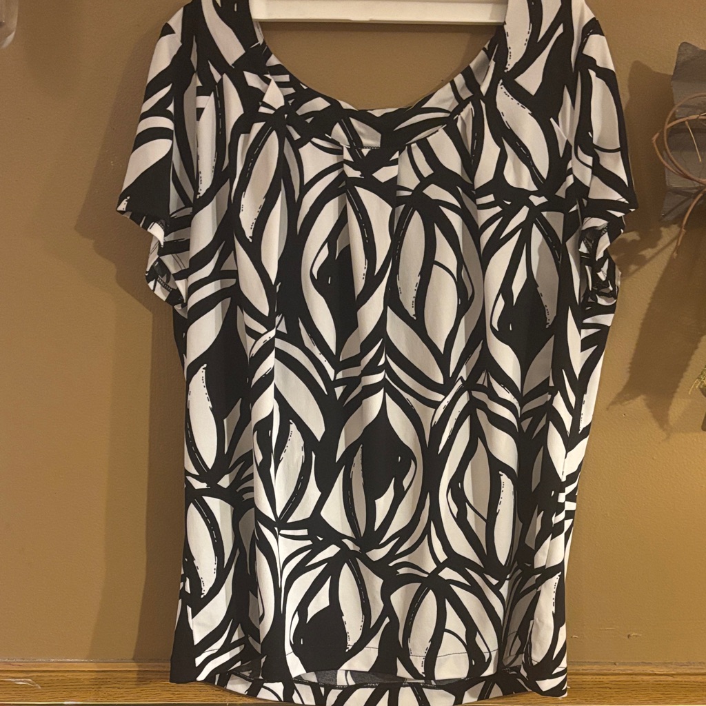 Size L, Worthington, Black & White Patterned Women’s Short Sleeve Top